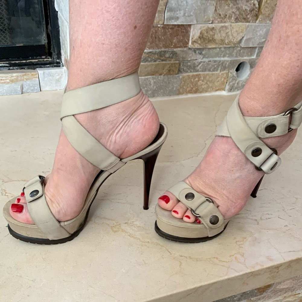 Vera Wang Lavender Brie Latte Beige Sandals - Picture 2 of 7